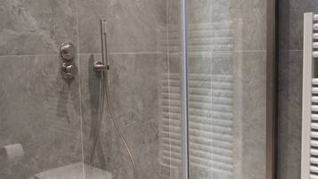 Deluxe-Studiosuite, Stadtblick | Badezimmer