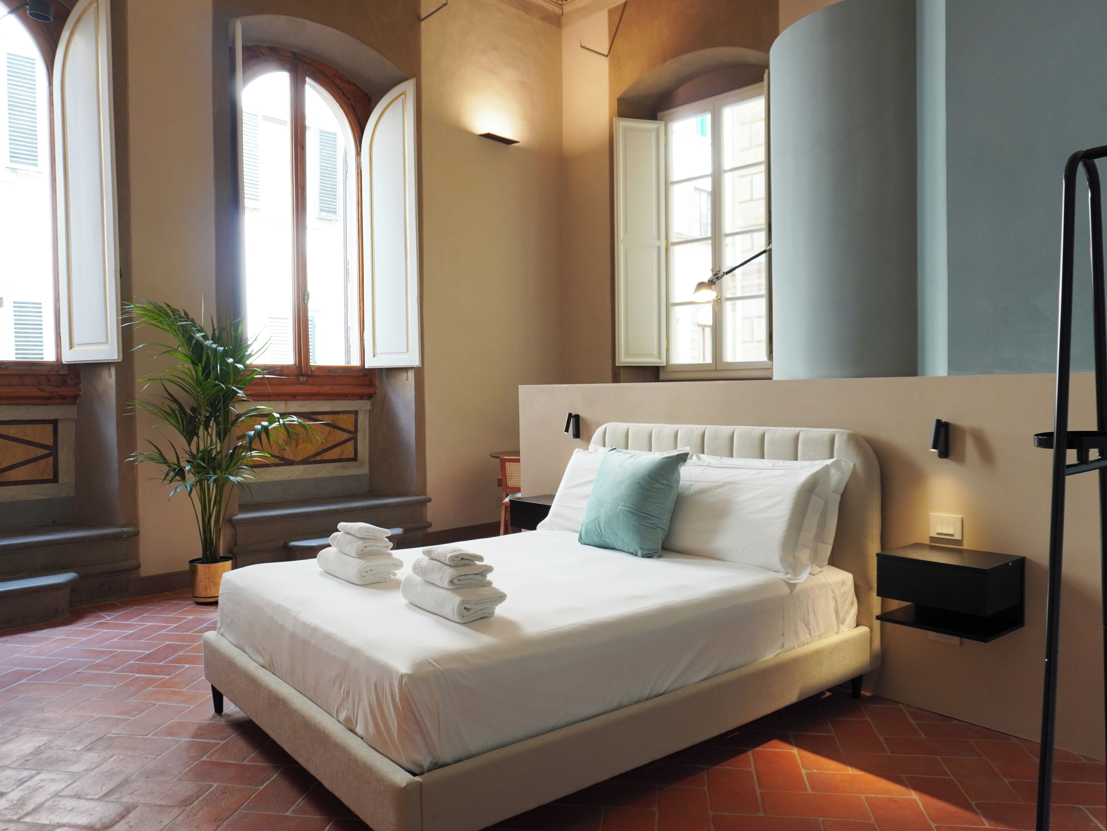 Deluxe-studiosuite - byudsigt | Skrivebord, arbejdsområde til bærbare computere