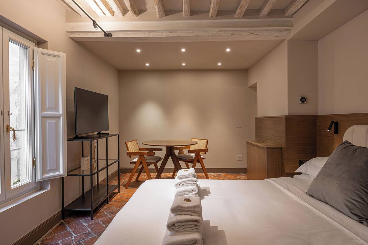Desk, laptop workspace, cribs (surcharge), WiFi (free)