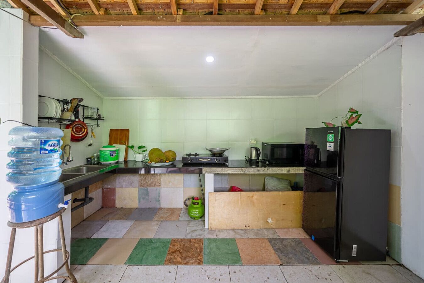 Frigorífico, microondas, placa de cocina y hervidor eléctrico