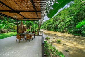 تناول الطعام بالخارج