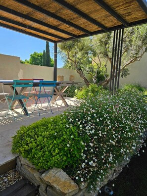 Outdoor dining - Between Aix and the Luberon: single-storey house with swimming pool and flower garden (Coudoux)