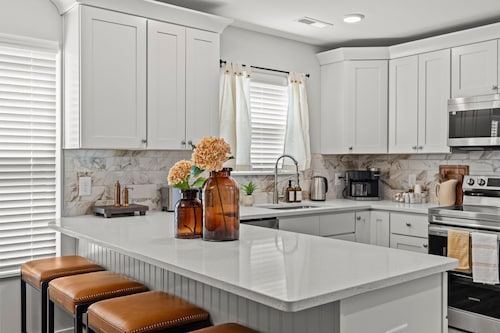 Modern 4BR Retreat near Downtown Concord