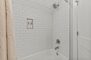 Haartrockner, Handtücher, Seife, Toilettenpapier