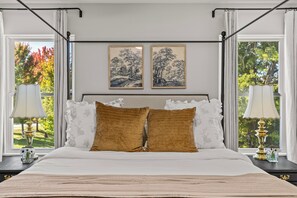 4 ع�دّة غرف نوم ومكواة/لوح كي وخدمة الإنترنت وملاءات أسرّة