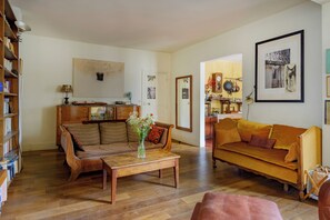 Apartamento, vista para a cidade | Área de estar