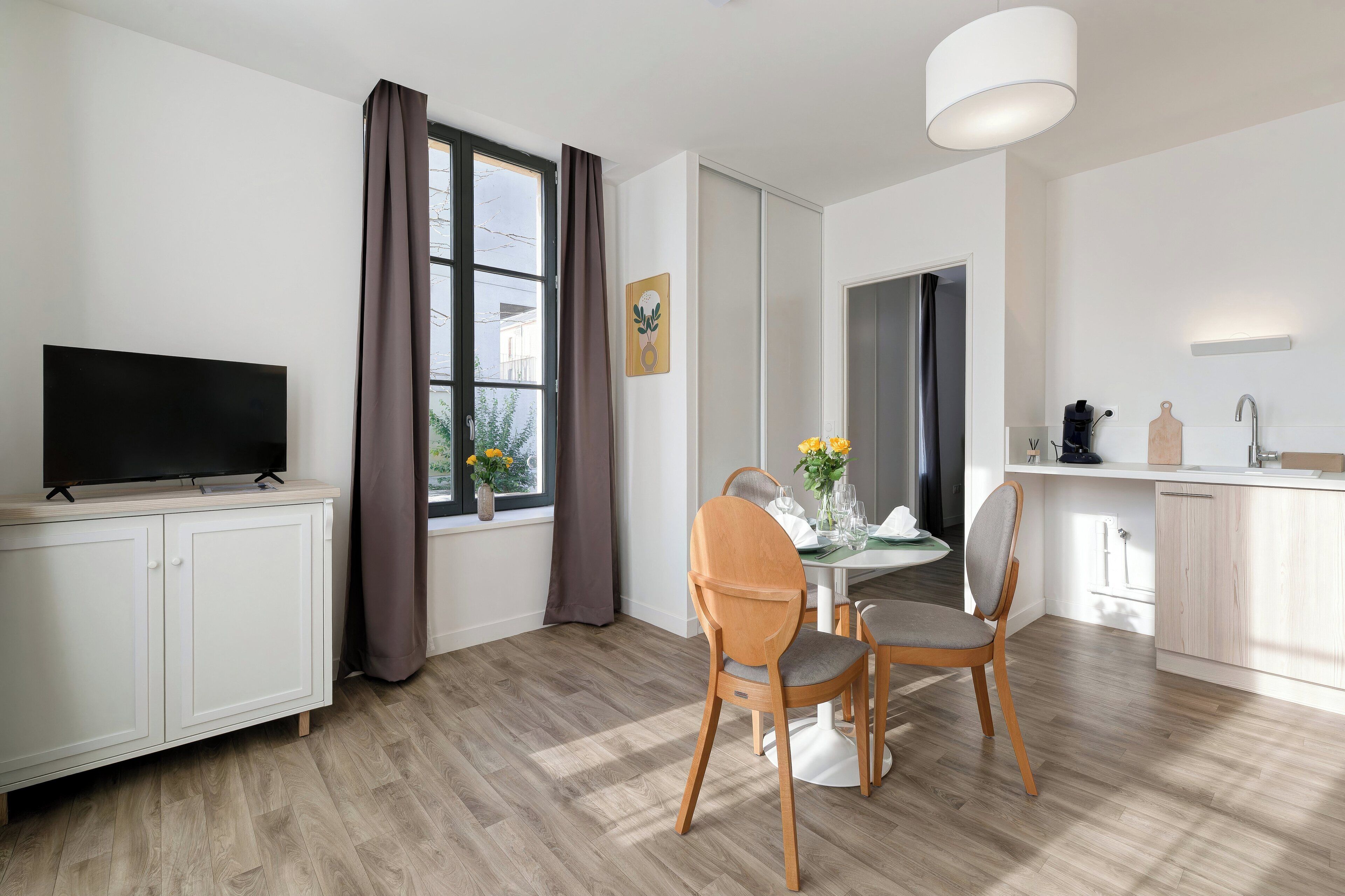 Estudio, balcón | Área de sala de estar | Televisión de 80 cm con canales digitales 