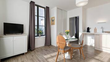 Studio, Balcony | Living area | 80-cm TV with digital channels