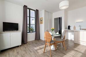 开间, 阳台 | 起居区 | 80-厘米电视（配备数码频道）