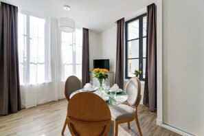 开间, 阳台 | 起居区 | 80-厘米电视（配备数码频道）