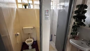 Een douche, een haardroger, handdoeken, zeep