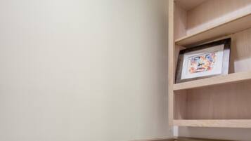 Secador de pelo, toallas, papel higiénico