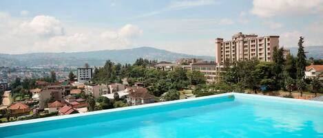 Una piscina al aire libre