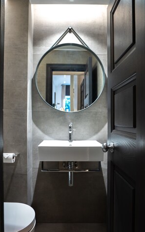 シャワー、ヘアドライヤー、タオル