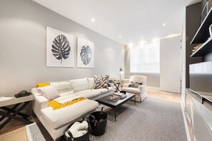 TV - Prime Knightsbridge Mews-4 bed House (London)