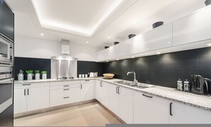 Fridge, microwave, oven, dishwasher - Prime Knightsbridge Mews-4 bed House (London)