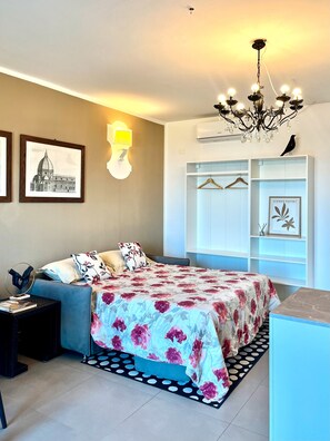 1 bedroom, WiFi, bed sheets - Panoramic Apartment with Lake View, Wi-Fi, Air Conditioning & Private Parking (Padenghe Sul Garda)