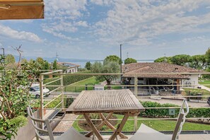Outdoor dining - Panoramic Apartment with Lake View, Wi-Fi, Air Conditioning & Private Parking (Padenghe Sul Garda)