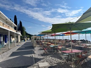 Outdoor dining - Panoramic Apartment with Lake View, Wi-Fi, Air Conditioning & Private Parking (Padenghe Sul Garda)