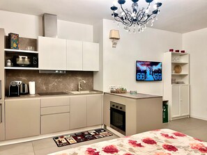 Fridge, microwave, oven, stovetop - Panoramic Apartment with Lake View, Wi-Fi, Air Conditioning & Private Parking (Padenghe Sul Garda)
