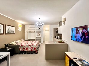 1 bedroom, WiFi, bed sheets - Panoramic Apartment with Lake View, Wi-Fi, Air Conditioning & Private Parking (Padenghe Sul Garda)