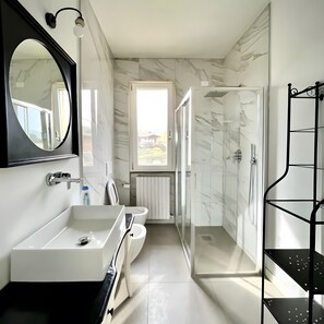 Shower, hair dryer, towels - Panoramic Apartment with Lake View, Wi-Fi, Air Conditioning & Private Parking (Padenghe Sul Garda)