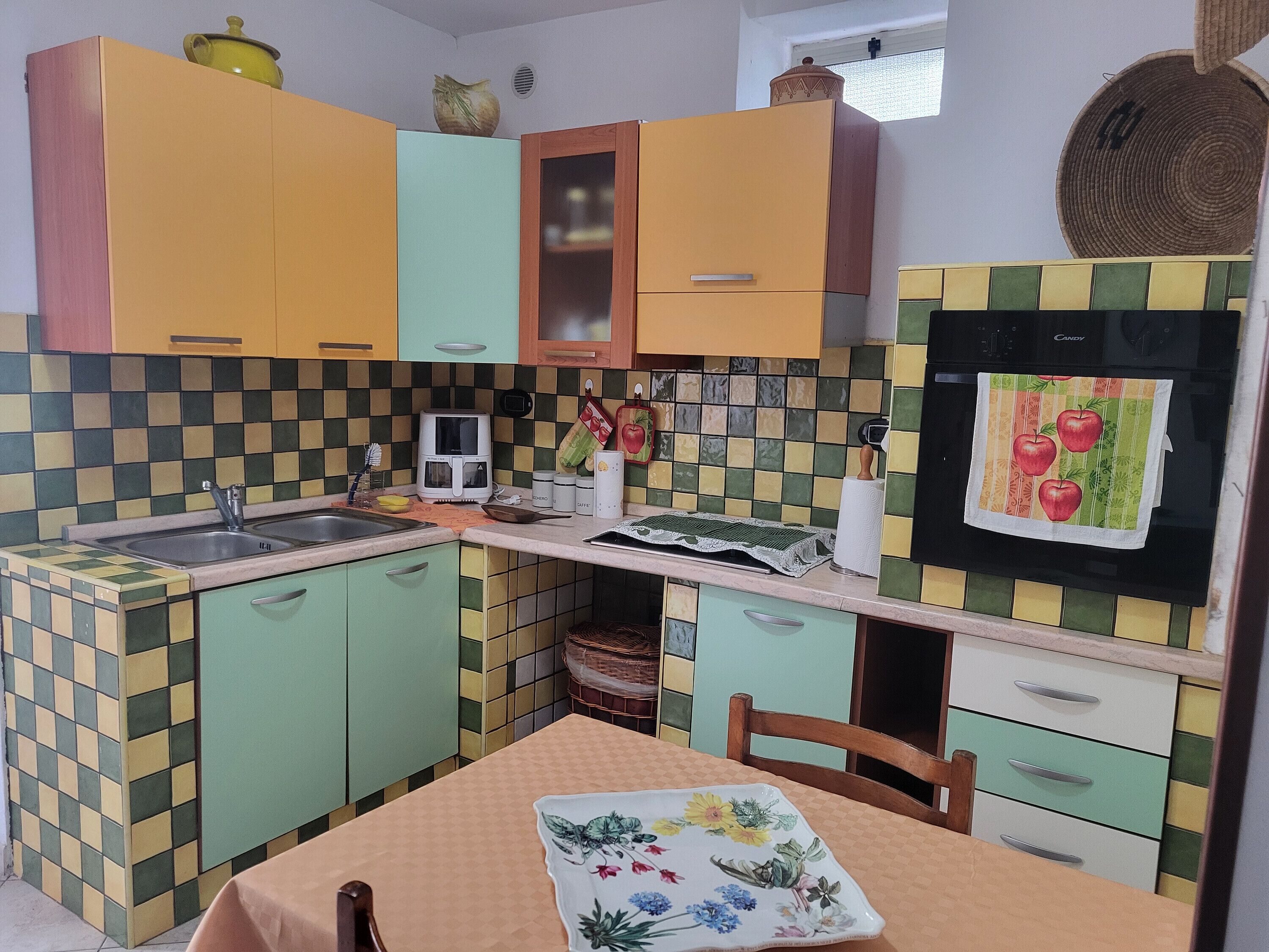 Kühlschrank, Ofen, Herdplatte, Wasserkocher mit Kaffee-/Teezubehör