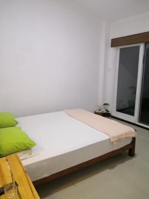 Habitación básica doble, balcón, vista a la montaña | Insonorización, tabla de planchar con plancha y wifi gratis