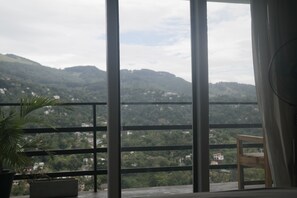 Habitación básica doble, balcón, vista a la montaña | Vista a la montaña