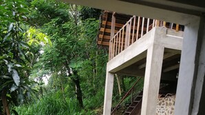 A garden with a concrete structure, a staircase, and potted plants. - Glenview Hotel and homestay (Kandy)