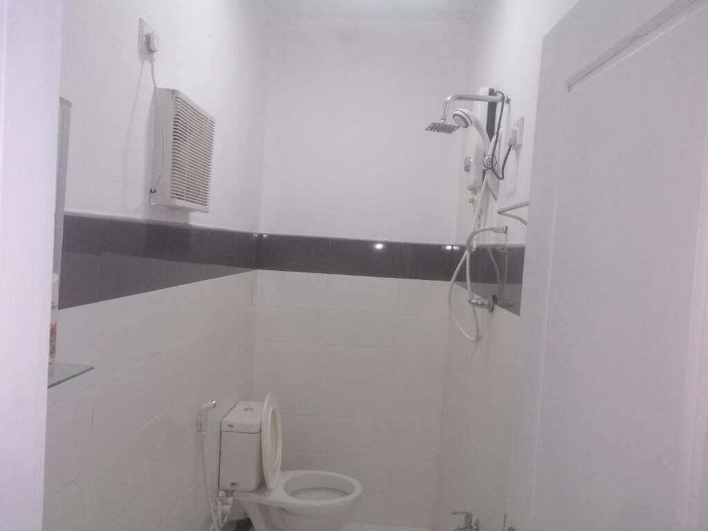 Kamar Double Basic, balkon, pemandangan gunung | Kamar mandi | Shower, pengering rambut, sandal, dan handuk