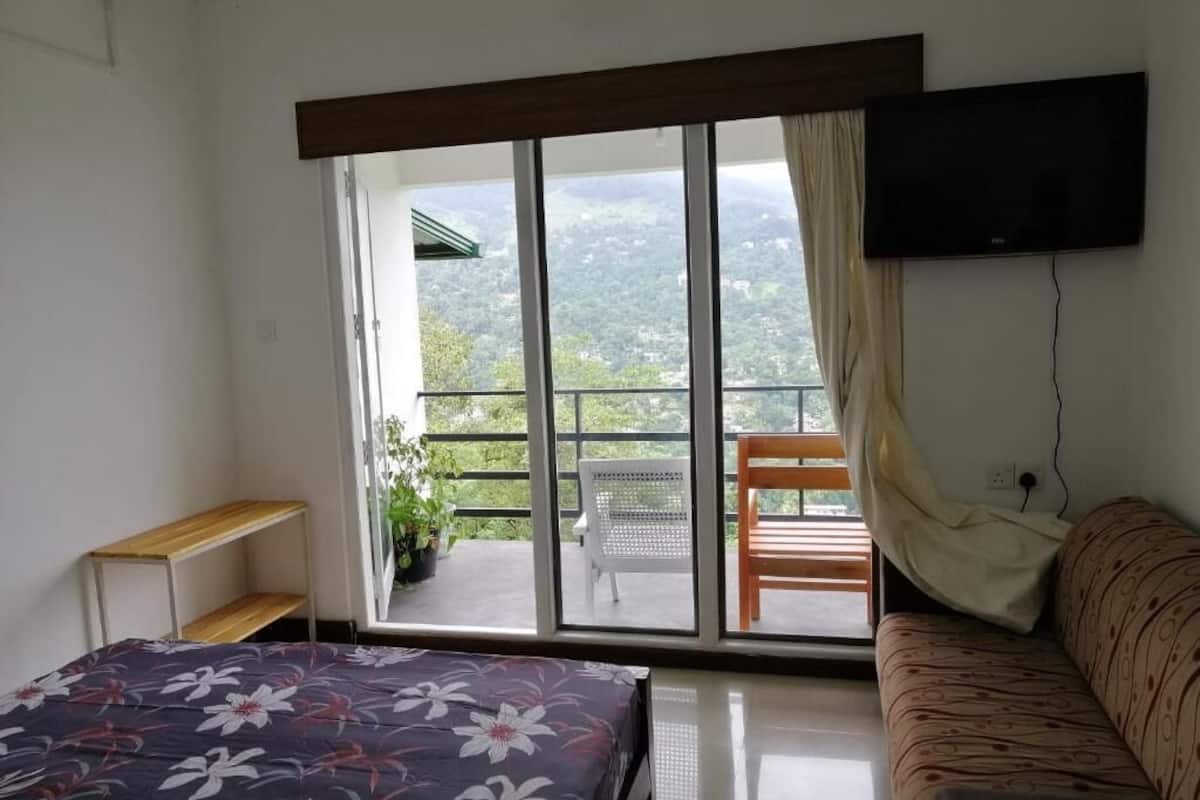Habitación básica doble, balcón, vista a la montaña | Insonorización, tabla de planchar con plancha y wifi gratis