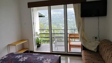 Basic Double Room, Balcony, Mountain View | Soundproofing, iron/ironing board, free WiFi