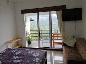 Habitación básica doble, balcón, vista a la montaña | Insonorización, tabla de planchar con plancha y wifi gratis