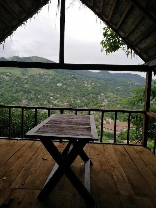 Habitación básica doble, balcón, vista a la montaña | Terraza o patio