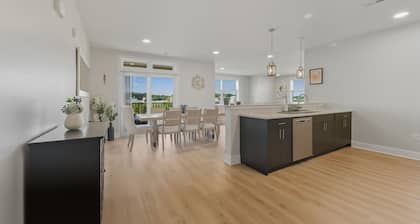 New Stunning 3BR Penthouse Condo-Dog friendly