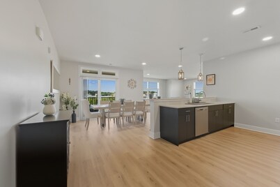 New Stunning 3BR Penthouse Condo-Dog friendly