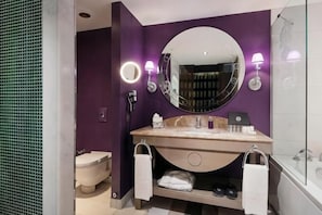 Une salle de bain moderne avec un meuble-lavabo, un miroir et des toilettes.