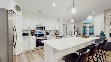 Frigorífico, microondas, horno y placa de cocina