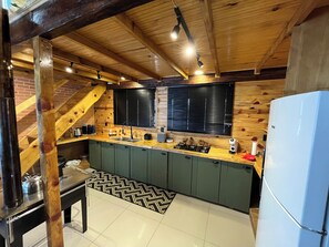 Køleskab, mikrobølgeovn, ovn, kogeplade