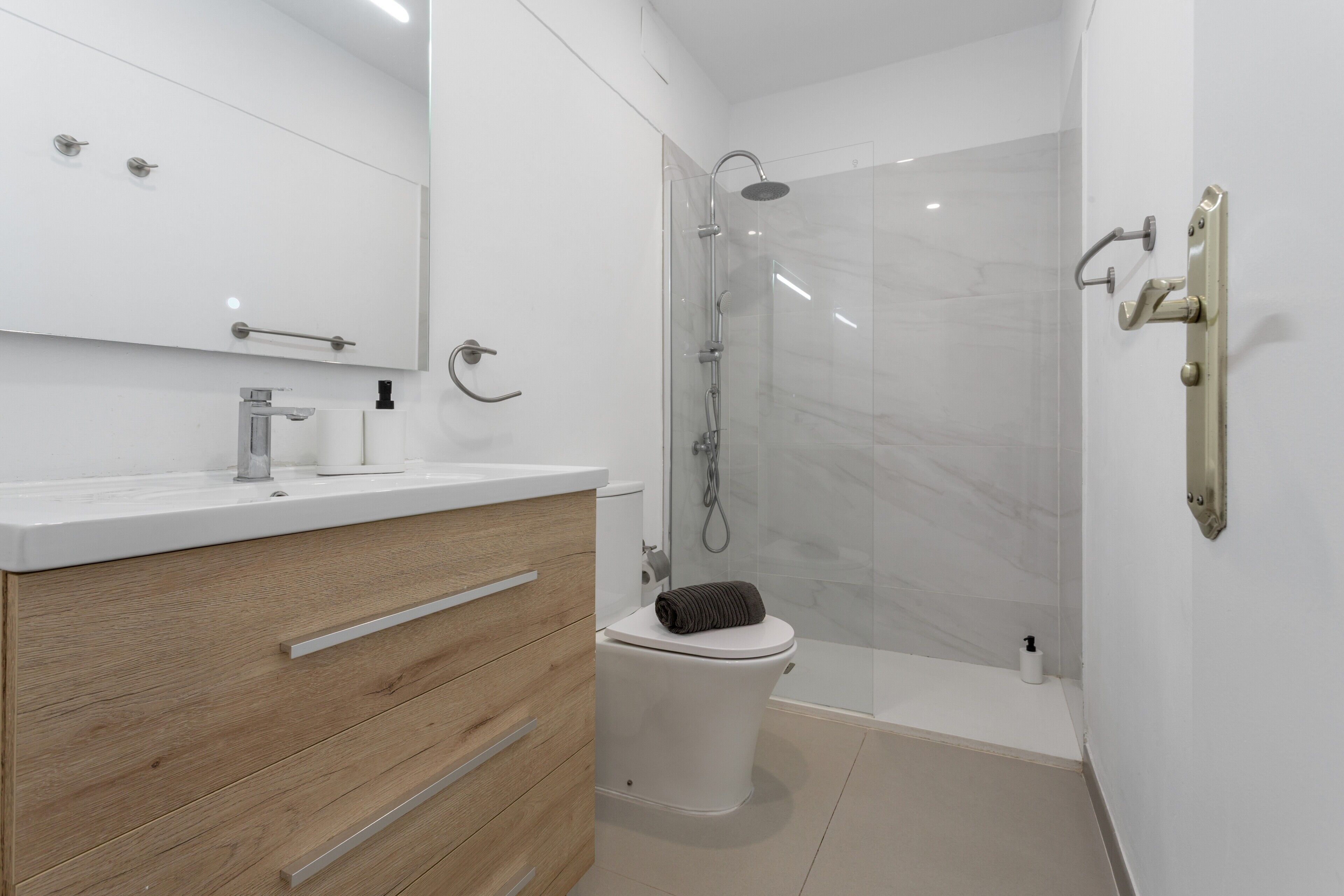 Een douche, handdoeken
