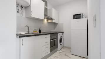 Køleskab, mikrobølgeovn, ovn, kogeplade