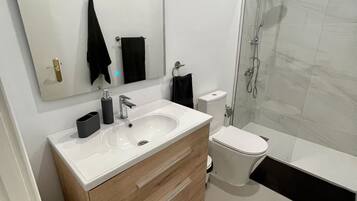 Douche, serviettes fournies