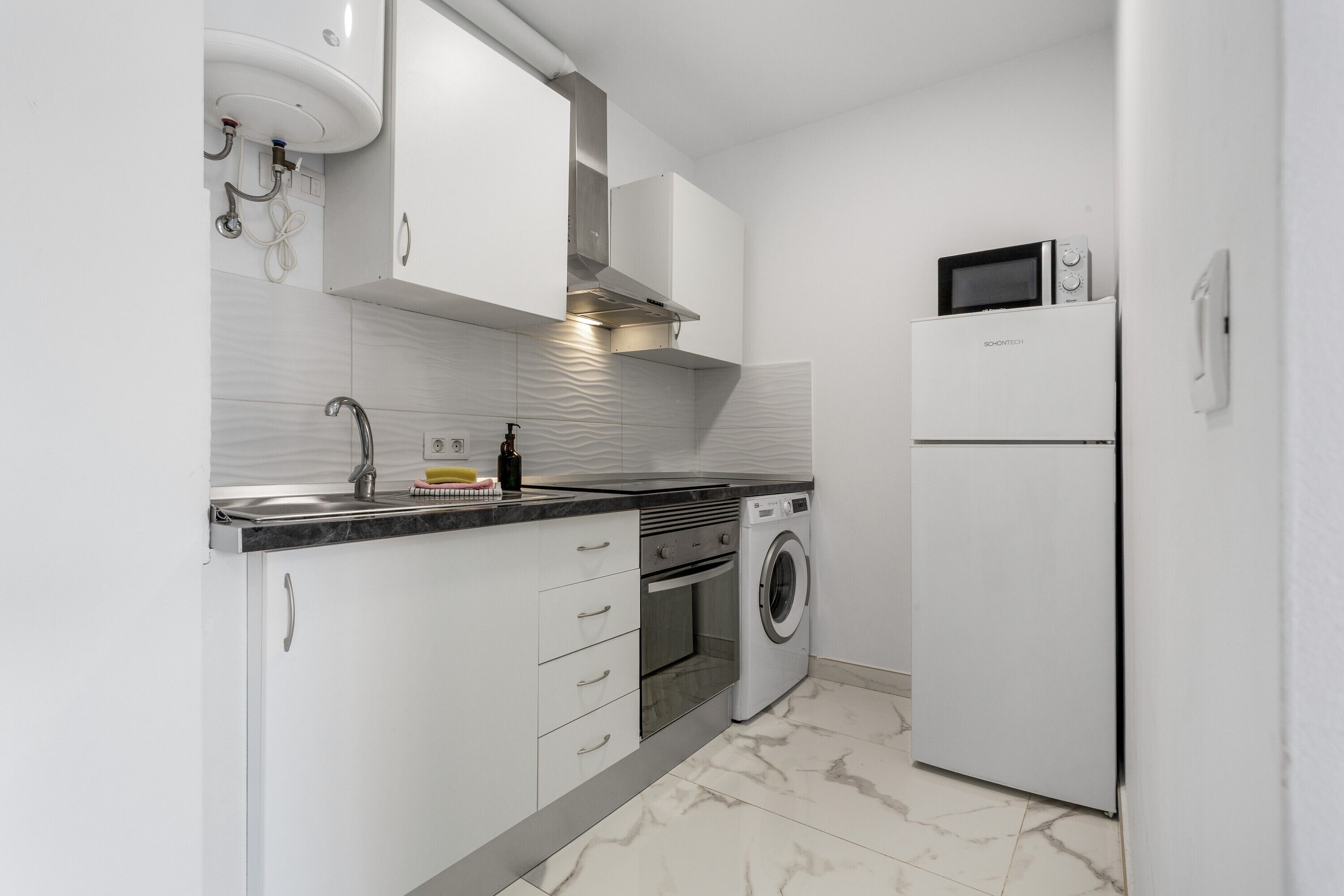 Geladeira, micro-ondas, fogão, cooktop