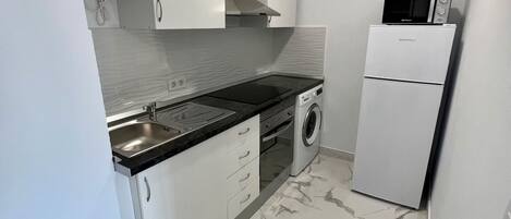 Réfrigérateur, micro-ondes, four, plaque de cuisson