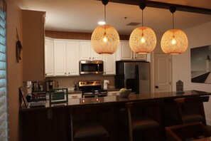 Kjøleskap, mikrobølgeovn, ovn og kokeplater