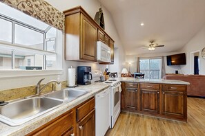 Kjøleskap, mikrobølgeovn, ovn og kokeplater