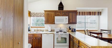 Kylskåp, mikrovågsugn, ugn och spishäll