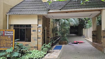 Vista frontal de la propiedad