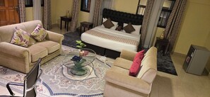 Quarto casal executivo, vista para o jardim | Cofres nos quartos, escrivaninha, espaço de trabalho para notebook